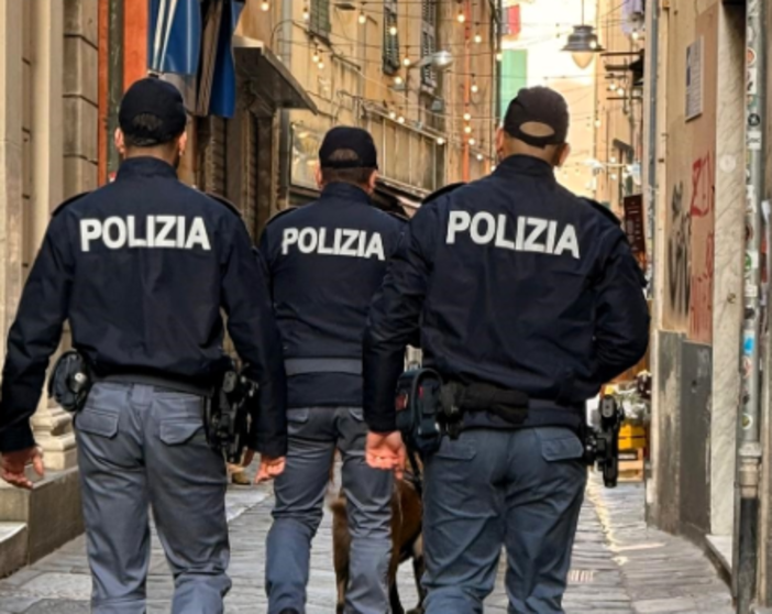 Prè, controlli della polizia tra locali e caruggi: un esercizio chiuso e multe per 10mila euro, due denunciati