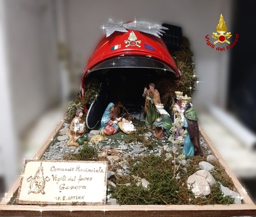 Un vecchio casco da capo squadra diventa un presepe, il dono dei vigili del fuoco di Genova