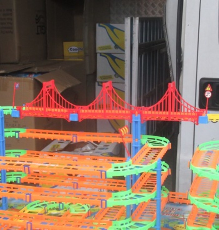 Grande folla alla fiera di Sant’Antonio e tra i banchi spunta il Ponte Morandi