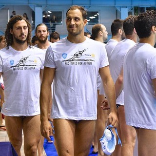 Tutti gli Atleti sono scesi a bordo piscina con la maglia ‘Pro Recco for Autism’