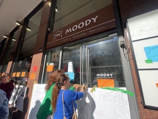 Moody, l’azienda sceglie la chiusura: dipendenti in presidio in largo XII Ottobre Moody, l’azienda sceglie la chiusura: dipendenti in presidio in largo XII Ottobre