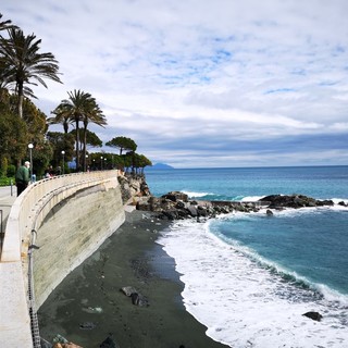Vesima: trentenne trovato morto in riva al mare, probabile l'ipotesi dell'incidente