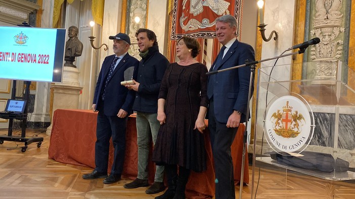 Jack Savoretti 'Ambasciatore di Genova nel mondo', il cantautore a sorpresa premiato a palazzo Tursi (Foto e video)