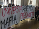 Protesta degli studenti del collettivo Come Studio Genova davanti alla Sala Trasparenza (FOTO)