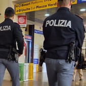 Ruba uno zaino a bordo di un Intercity: fermato venticinquenne di origini algerine Ruba uno zaino a bordo di un Intercity: fermato venticinquenne di origini algerine