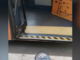 La pedana è rotta, disabile non riesce a salire sull'autobus (Video)