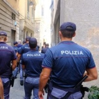 Ventenne arrestato nei vicoli per spaccio, resistenza e lesioni a pubblico ufficiale Ventenne arrestato nei vicoli per spaccio, resistenza e lesioni a pubblico ufficiale