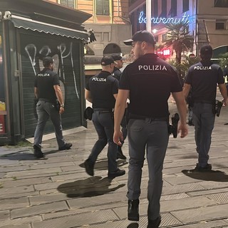Centro storico, maxi controlli della Polizia di Stato: oltre cento persone identificate e sei denunciati nelle zone più critiche Centro storico, maxi controlli della Polizia di Stato: oltre cento persone identificate e sei denunciati nelle zone più critiche