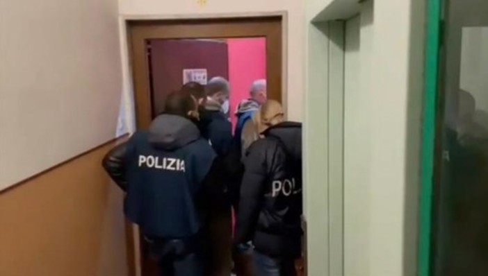 22enne arrestato per terrorismo a Savona, disposti i domiciliari: la Digos perquisisce la casa dello zio