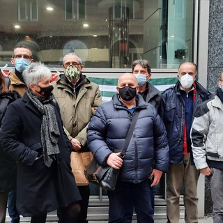 Protesta delle lavoratrici e dei lavoratori Siat e Unipolsai davanti alla sede di Genova