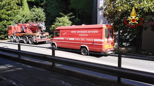 Camion incastrato in via delle Casacce: intervento dei vigili del fuoco