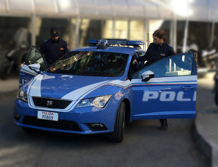Tenta di rubare in un appartamento ma il padrone di casa lo insegue e lo blocca: denunciato