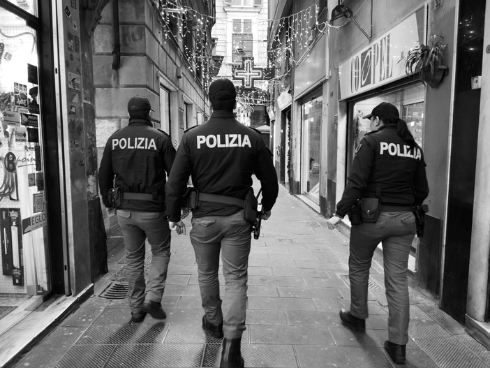 Centro storico: ruba cellulare sul bus e tenta di rivenderlo, denunciato