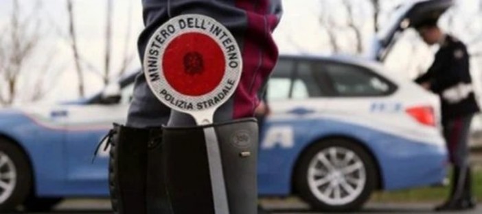Chiavari, in contromano per saltare la coda e causa un incidente: ottantasettenne multato. Scattato il ritiro di patente