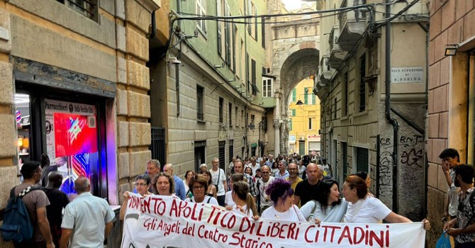 Centro storico, la marcia dei duecento per chiedere sicurezza e decoro Centro storico, la marcia dei duecento per chiedere sicurezza e decoro