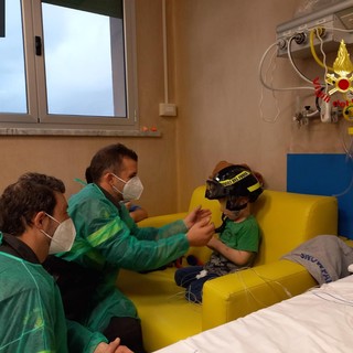 I bambini del Gaslini pompieri per un giorno, all'ospedale pediatrico l'evento 'Christmaspresent' (Video)