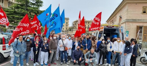 Ospedale Galliera, oggi l'assemblea permanente del personale sanitario: "Emergenza Covid pagata di tasca dal personale sanitario" Ospedale Galliera, oggi l'assemblea permanente del personale sanitario: "Emergenza Covid pagata di tasca dal personale sanitario"