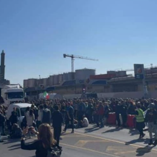 Green pass, scatta la protesta dei portuali, blocchi al ponte Eutopia, presidio al Vte e manifestazioni in città. Chiuso il lungomare Canepa (FOTO e VIDEO)