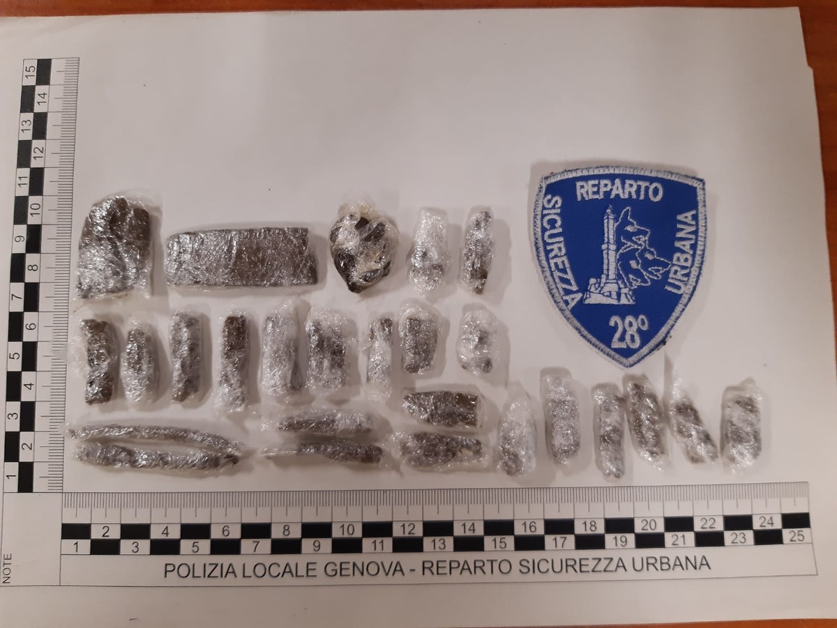 La Polizia Locale arresta pusher in possesso di sostanze stupefacenti in via Prè