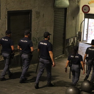 Polizia, controlli serali nei vicoli tra Prè, Commenda e Statuto: un arresto Polizia, controlli serali nei vicoli tra Prè, Commenda e Statuto: un arresto