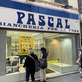 Pascal chiude definitivamente, addio al negozio che ha vestito di colori e ricordi le case dei genovesi Pascal chiude definitivamente, addio al negozio che ha vestito di colori e ricordi le case dei genovesi