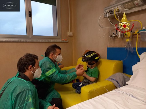 I bambini del Gaslini pompieri per un giorno, all'ospedale pediatrico l'evento 'Christmaspresent' (Video) I bambini del Gaslini pompieri per un giorno, all'ospedale pediatrico l'evento 'Christmaspresent' (Video)