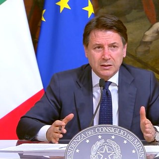 Coronavirus, Conte: “Più poteri alle Regioni e multe fino a 3mila euro. Falso il prolungamento delle restrizioni al 31 luglio”