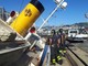 Vigili in azione sullo yatch rovesciato in porto per il recupero degli effetti personali dell'equipaggio