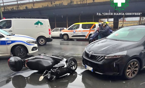 Corso Quadrio, scontro tra auto e scooter: ferito un 60enne