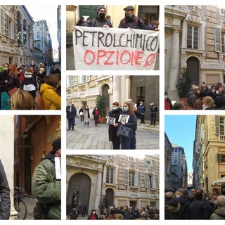 Depositi chimici, il consiglio comunale è a porte chiuse, e fuori palazzo Tursi scatta la protesta (FOTO e VIDEO)