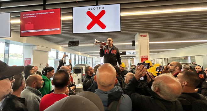 Ex Ilva, Palombo: "Dormiamo in aeroporto, avanti a oltranza finché non arriva una comunicazione" Ex Ilva, Palombo: "Dormiamo in aeroporto, avanti a oltranza finché non arriva una comunicazione"
