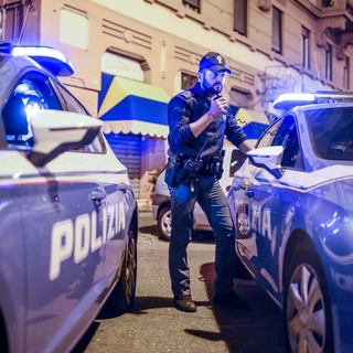 Gli agenti intervengono dietro richiesta di soccorso ma vengono aggrediti e minacciati di morte: denunciati due pregiudicati