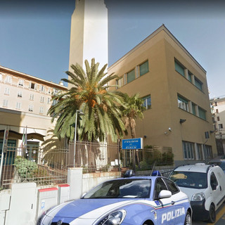 Un arresto per molestie alle vicine di casa e palpeggiamenti ai danni della più giovane