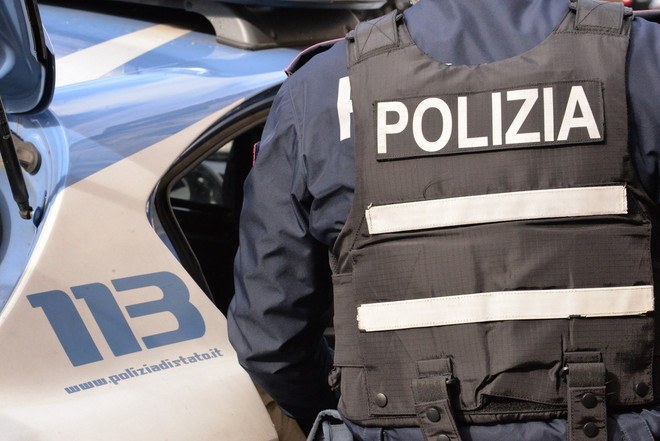 Sestri Ponente, entra in una scuola e aggredisce gli agenti: arrestato 25enne Sestri Ponente, entra in una scuola e aggredisce gli agenti: arrestato 25enne