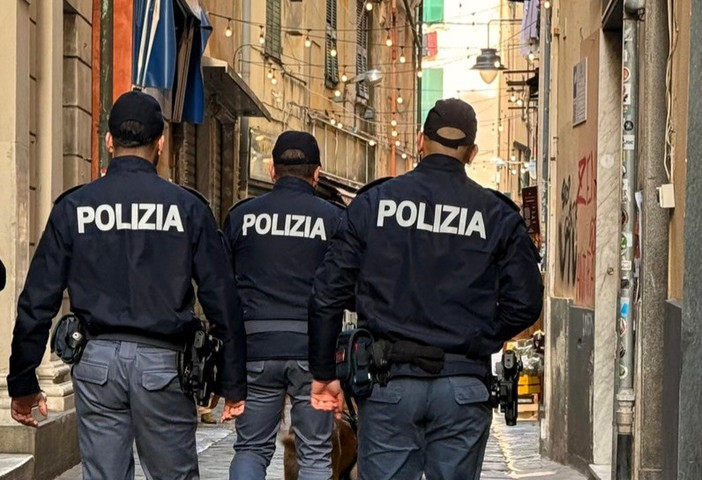 Via Prè, cibo senza tracciabilità e norme di sicurezza violate, nei guai titolare di una gastronomia