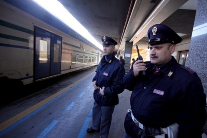 In possesso di un documento falso scappa al controllo di polizia gettandosi dal muraglione della ferrovia: arrestato in stazione a Sampierdarena