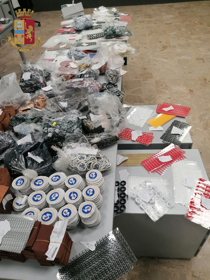 Ospite di una famiglia utilizza la stanza come magazzino di prodotti contraffatti: denunciata una 43enne Ospite di una famiglia utilizza la stanza come magazzino di prodotti contraffatti: denunciata una 43enne