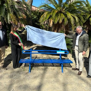 Pari opportunità: inaugurata la prima panchina della bigenitorialità nel Municipio Levante 