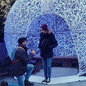 Aosta, ai mercatini di Natale la proposta di matrimonio dell'arenzanese Diego alla varazzina Federica