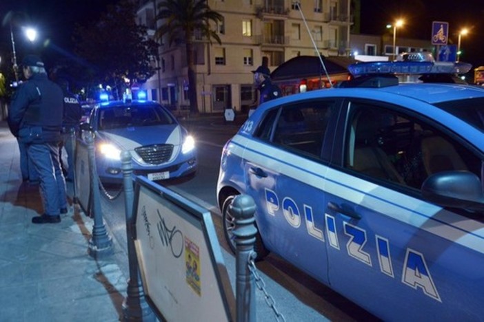 Ruba in un supermercato e aggredisce il personale con un tubo di metallo
