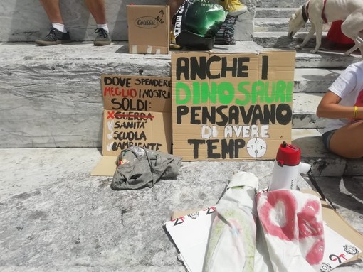 Presidio a Genova per la giustizia climatica, comitati e associazioni fanno 'causa' allo Stato