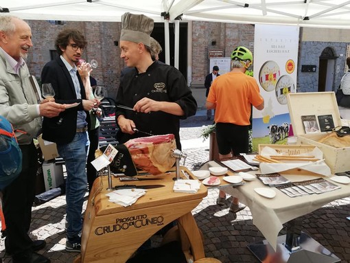 Degustazione gratuita del Crudo di Cuneo alla Fiera Del Marrone dal 18 al 20 ottobre Degustazione gratuita del Crudo di Cuneo alla Fiera Del Marrone dal 18 al 20 ottobre