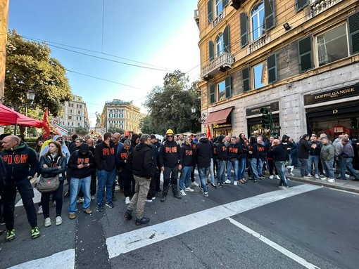 I lavoratori dell'ex Ilva di Cornigliano durante le proteste della scorsa settimana I lavoratori dell'ex Ilva di Cornigliano durante le proteste della scorsa settimana
