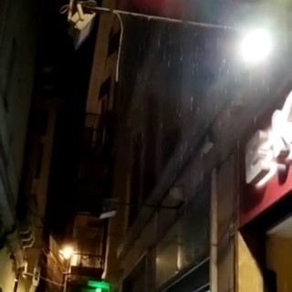 Via San Luca, lo strano fenomeno della pioggia che scende nel raggio di pochi metri (Video)