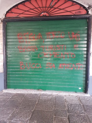 "Bucci stai attento", minacce contro il sindaco sulla saracinesca del point dell'Udc in centro storico