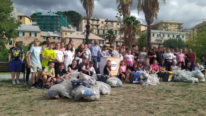 Fascia di rispetto con oltre 400 bimbi dell'IC Pra': mobilità sostenibile ed educazione civica con polizia locale, Asl3 e Amiu" Fascia di rispetto con oltre 400 bimbi dell'IC Pra': mobilità sostenibile ed educazione civica con polizia locale, Asl3 e Amiu"