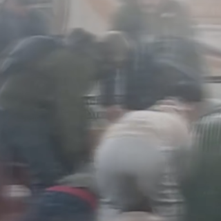 Darsena, violento pestaggio in pieno giorno tra il panico dei presenti (VIDEO) Darsena, violento pestaggio in pieno giorno tra il panico dei presenti (VIDEO)