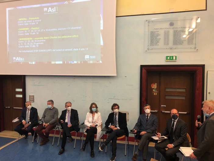 Vaccini ai più piccoli, al Gaslini i pediatri hanno risposto alle domande dei genitori Vaccini ai più piccoli, al Gaslini i pediatri hanno risposto alle domande dei genitori