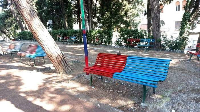 Albaro: panchine e giochi dipinti con i colori del Genoa, chiusi i giardini Esposito