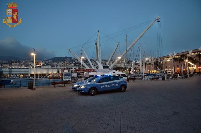 Ruba all’interno di due auto ed aggredisce il proprietario che lo insegue: arrestato un 22enne pregiudicato